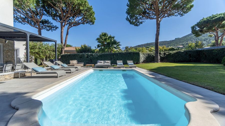 Villa avec piscine à Calvi : ce qui change vraiment quand les services font la différence